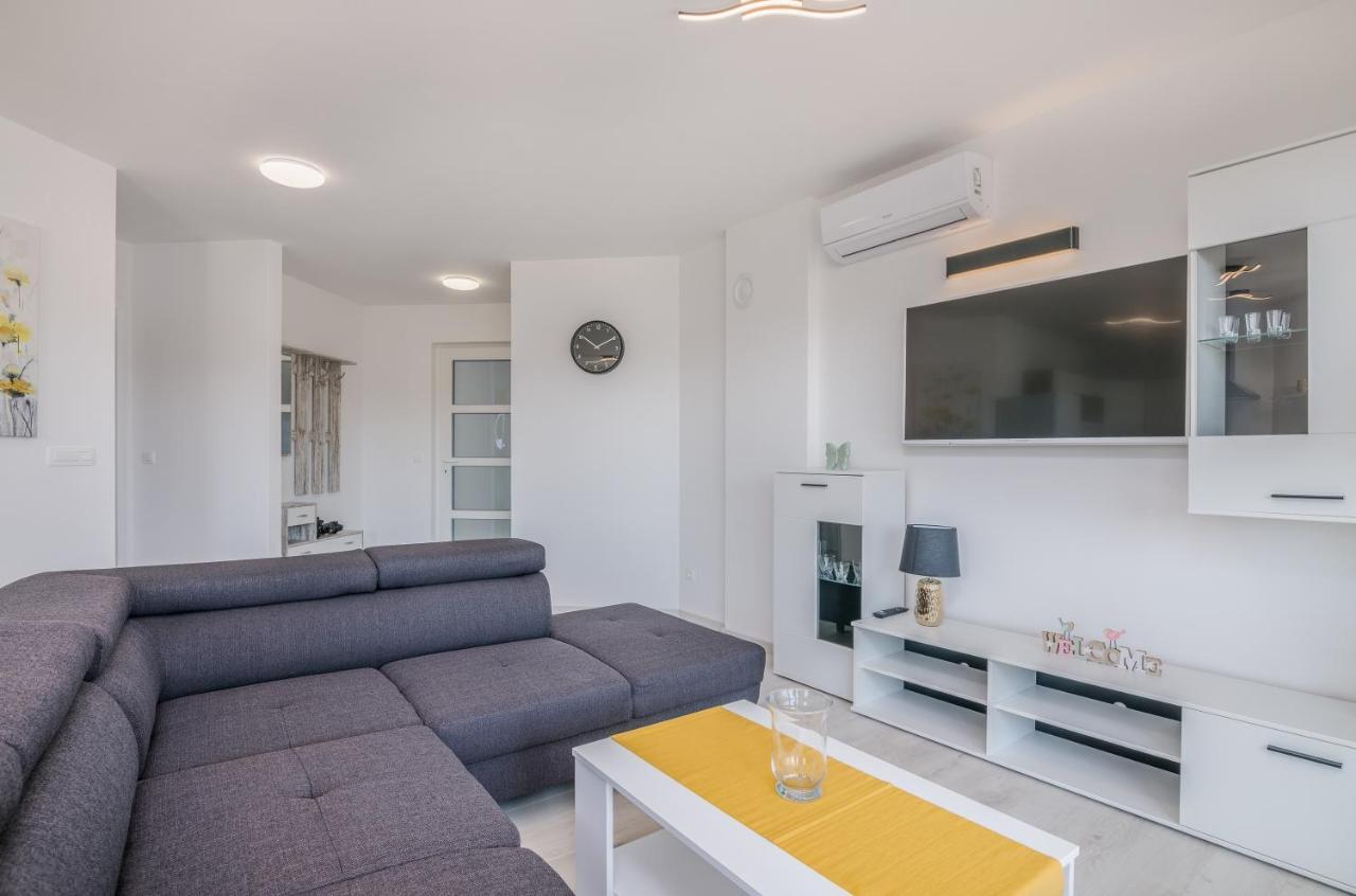 Apartments Villa "Aurea" With Pool Krk Town Exterior foto